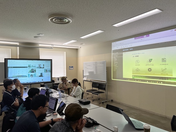 現地、オンライン参加のハイブリッド型が定番になった会場