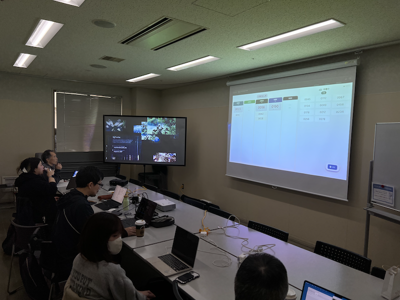 会場の様子ーcodingの様子を確認