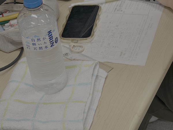 机の上に用意された手描き資料やメモ