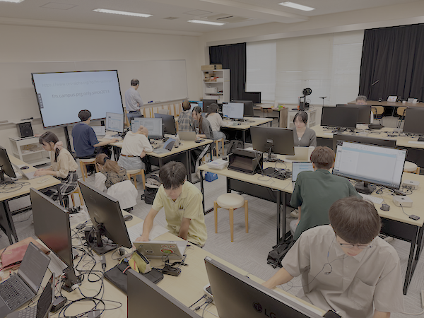 講義室全体でPCに向かい作業を進める学生たち